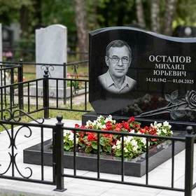 Памятник с розой из черного габбро-диабаза с волнообразным верхом