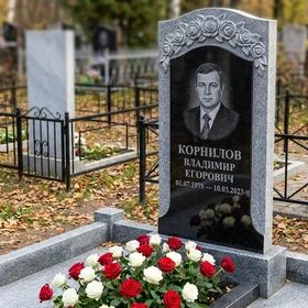 Памятник с гирляндой роз из мансуровского гранита