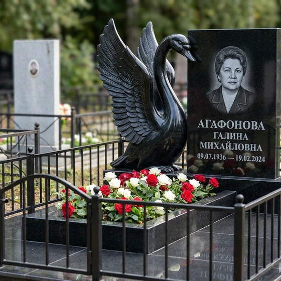 Памятник с лебедем и распростертыми крыльями из габбро-диабаза