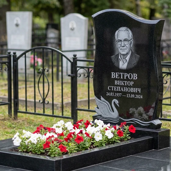 Памятник с лебедем и волной из черного габбро-диабаза
