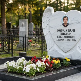 Мемориал с сердцем и парящими крыльями из белого мрамора