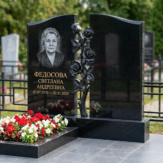 Памятник с розой из черного габбро-диабаза с двойной стелой