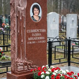 памятник с пламенем свечи из красного гранита с портретом