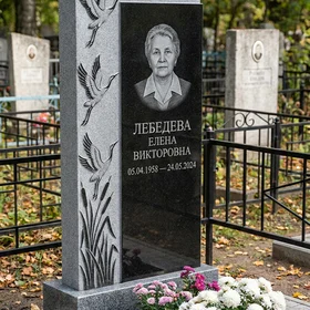 памятник с клином журавлей из серого мансуровского гранита с портретом