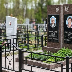 Гранитный памятник на двоих с голубями