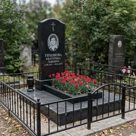 Гранитный памятник с арочным верхом с крестом