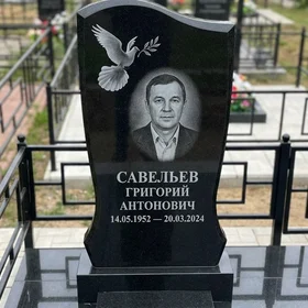 Гранитный памятник с гравировкой голубя и портрета