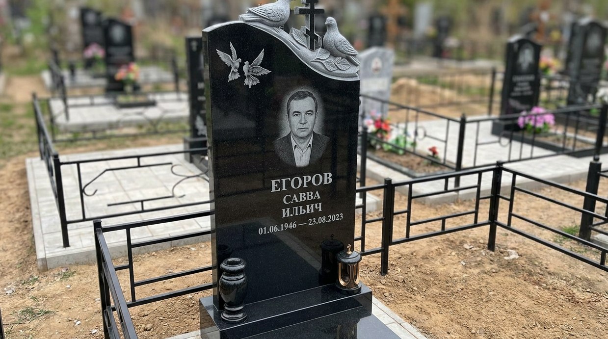 Пример дизайна: Гранитный памятник с рельефными голубями и православным крестом — фото и цена
