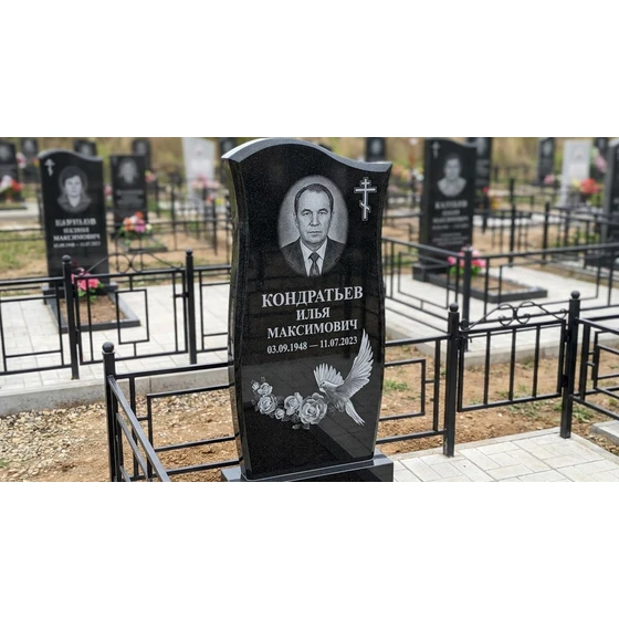 Гранитный памятник с волнистой стелой, голубем и розами