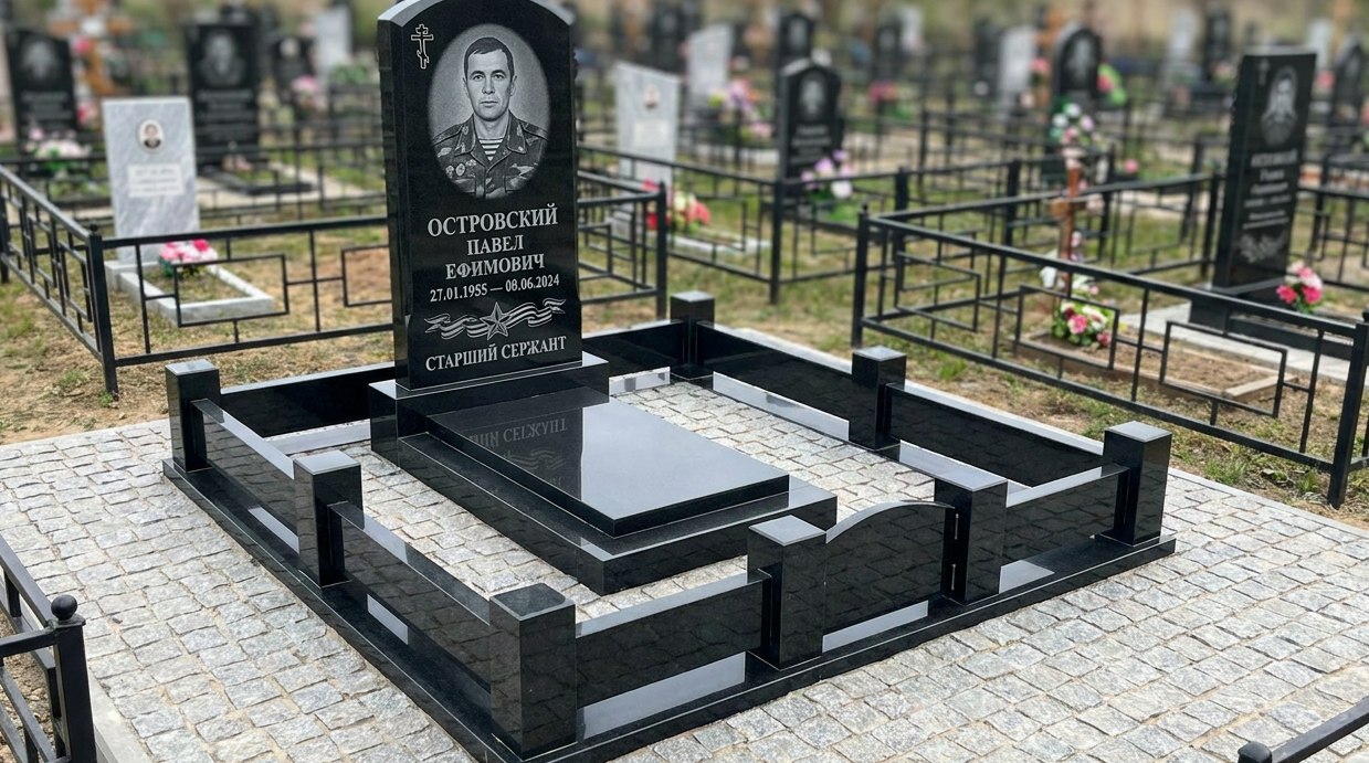 Пример дизайна: Гранитный памятник вертикальный с военным портретом и звездой — фото и цена