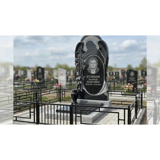 Гранитный памятник с аркой, ангелом и резным крестом
