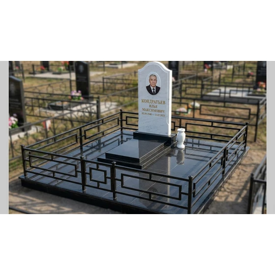 Комбинированный памятник из мрамора и гранита