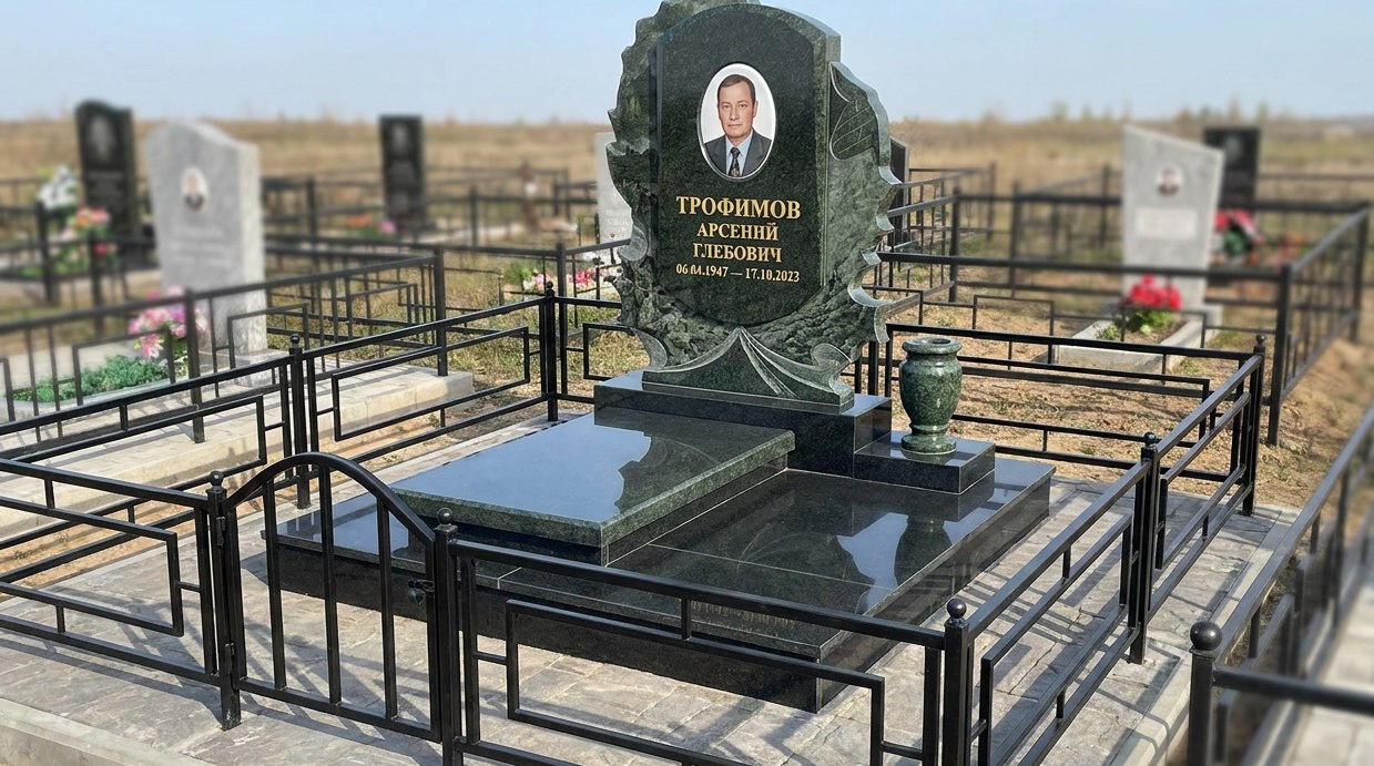 Пример дизайна: Гранитный памятник с резным деревом и портретом — фото и цена