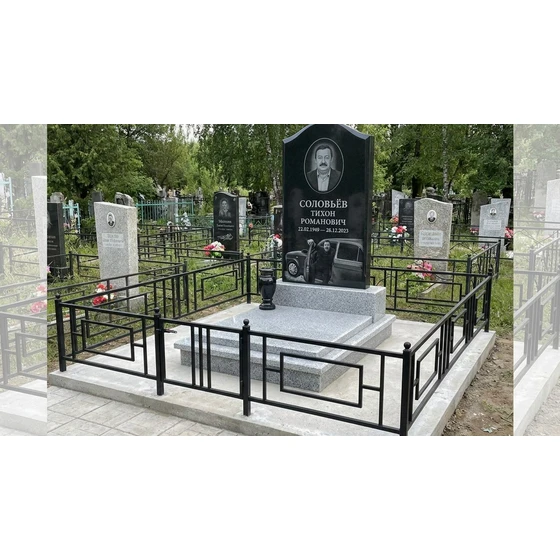 Комбинированный памятник с овальной стелой и гравировкой машины