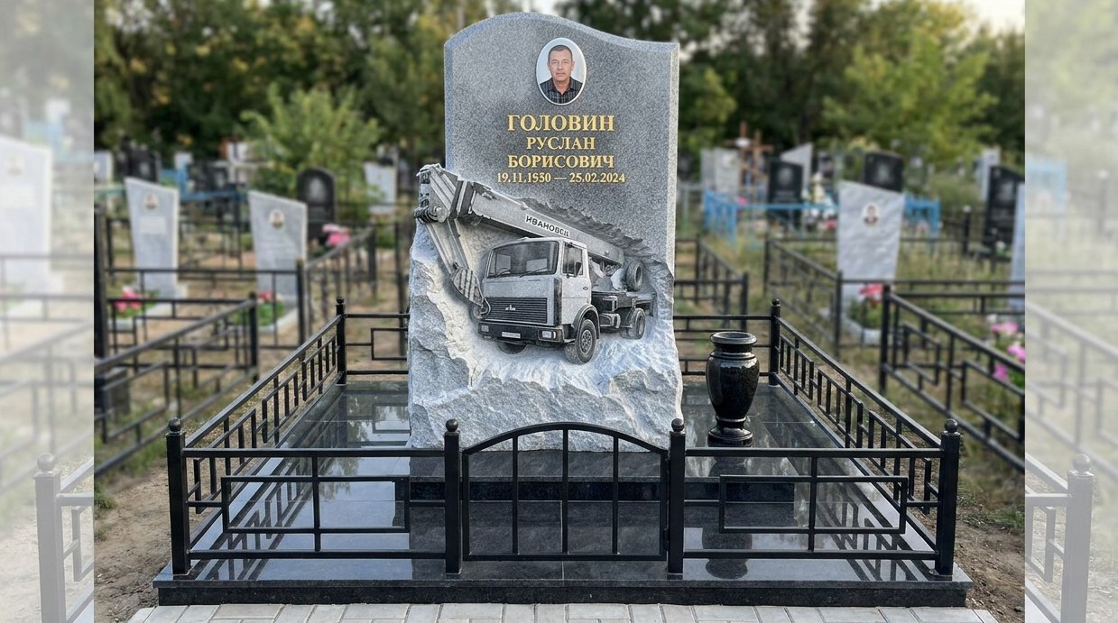 Пример дизайна: Гранитный памятник с барельефом автокрана и скальным краем — фото и цена
