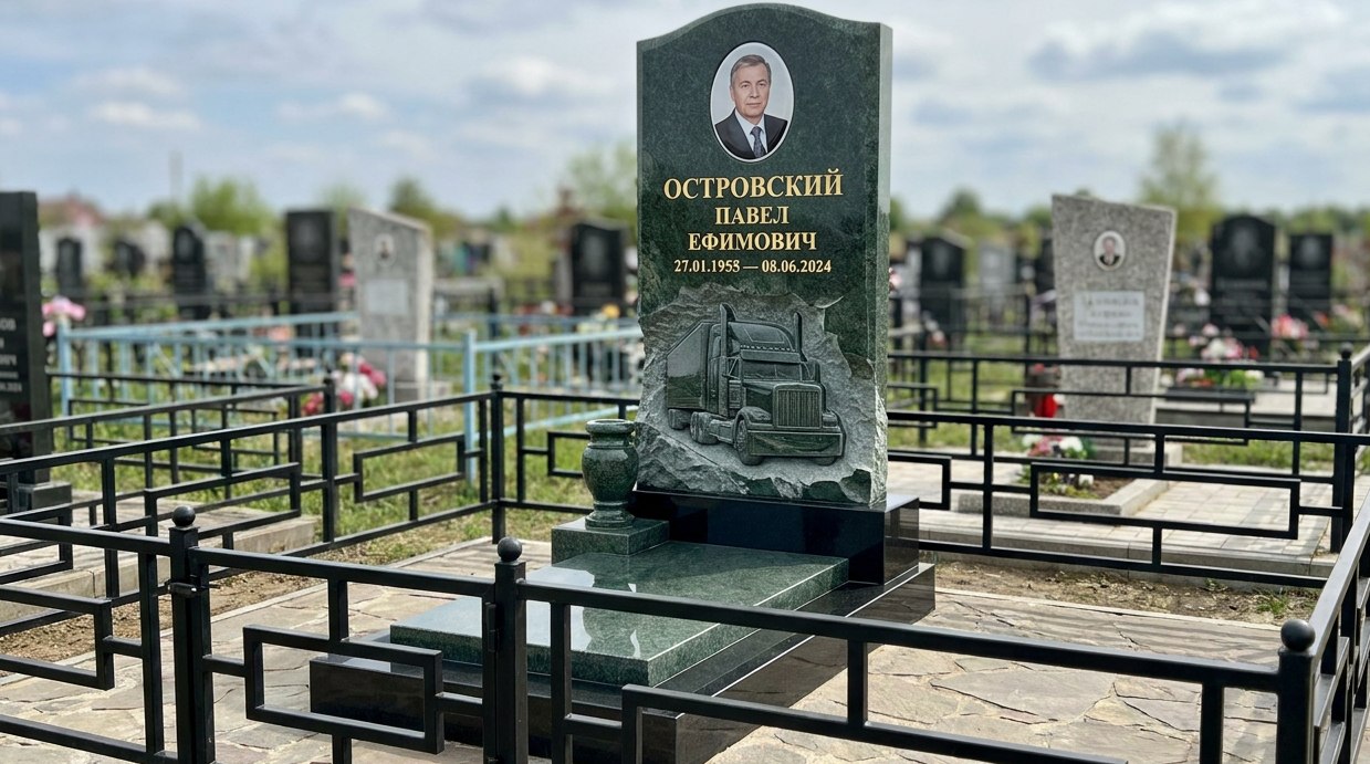 Пример дизайна: Гранитный памятник с фигурным силуэтом и барельефом грузовика — фото и цена