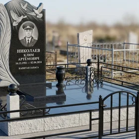 Комбинированный памятник с гравировкой голубей и резным крылом