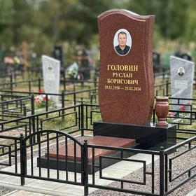 Комбинированный памятник с резной стелой и портретом