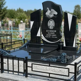 Комбинированный памятник из чёрного гранита с гравировкой лебедя