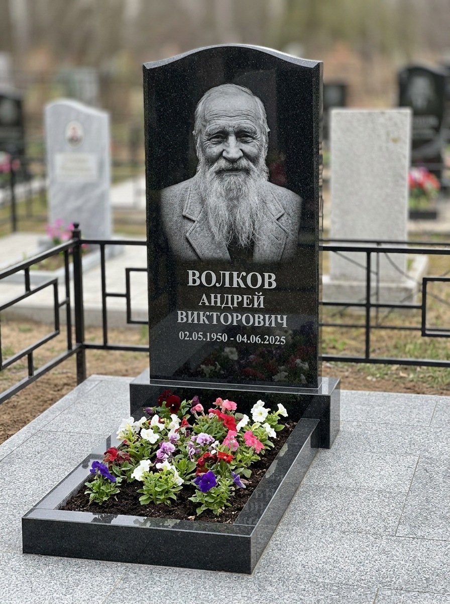 Портрет на памятнике в Альметьевске — Старый снимок восстановили, портрет по грудь — гравировка